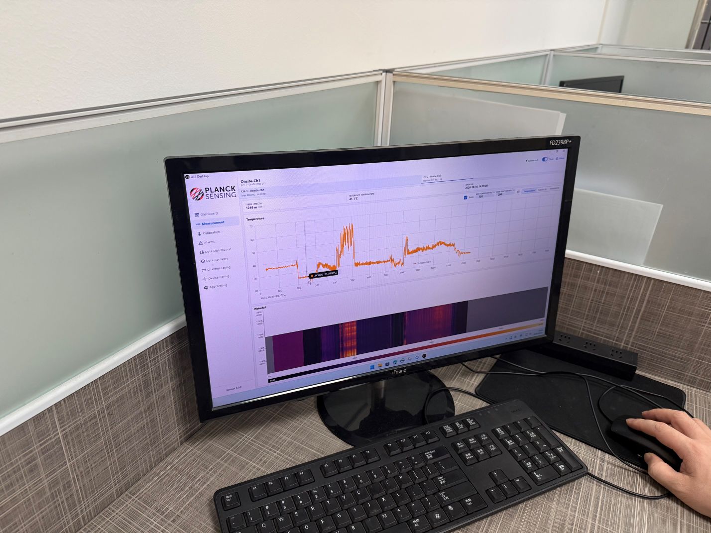 Monitor displaying the DTS temperature trace and historical waterfall during field monitoring